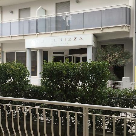 Piccolo Moderno Appartamento Sulla Spiaggia In Centro Лидо-ди-Езоло Экстерьер фото