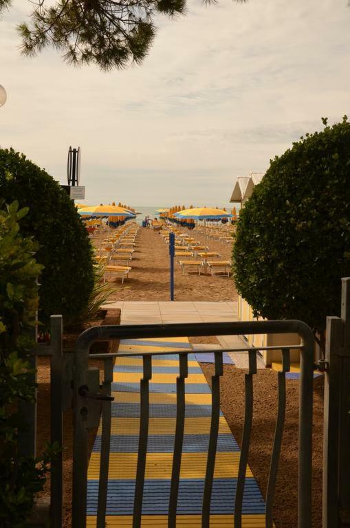 Piccolo Moderno Appartamento Sulla Spiaggia In Centro Лидо-ди-Езоло Экстерьер фото