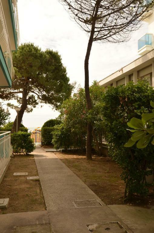 Piccolo Moderno Appartamento Sulla Spiaggia In Centro Лидо-ди-Езоло Экстерьер фото