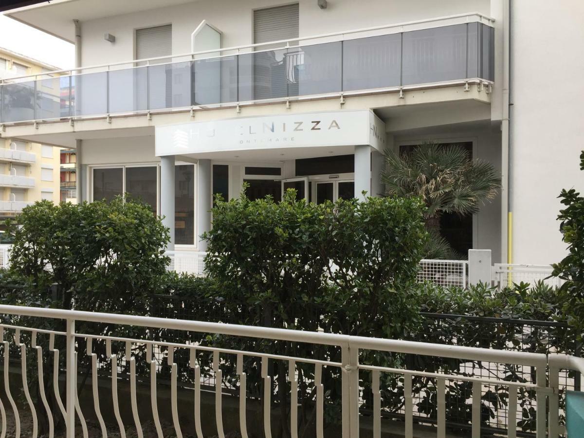 Piccolo Moderno Appartamento Sulla Spiaggia In Centro Лидо-ди-Езоло Экстерьер фото
